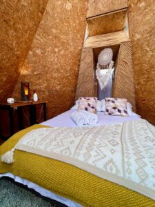 Pyramid Bungalow para dos personas en Villa de Leyva, hospedaje rodeado de naturaleza y vistas únicas.