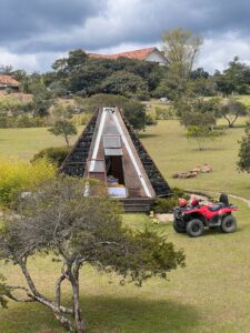 Pyramid Bungalow para dos personas en Villa de Leyva, hospedaje rodeado de naturaleza y vistas únicas.