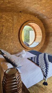 Garden Bungalow hospedaje para dos personas en Villa de Leyva, rodeado de naturaleza y tranquilidad