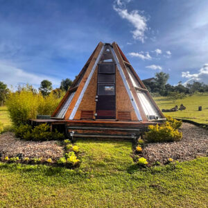 Pyramid Bungalow para dos personas en Villa de Leyva, hospedaje rodeado de naturaleza y vistas únicas.