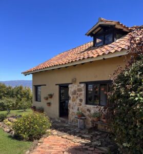 Cabaña familiar para 5 personas en Villa de Leyva, hospedaje ideal para grupos y familias rodeado de naturaleza